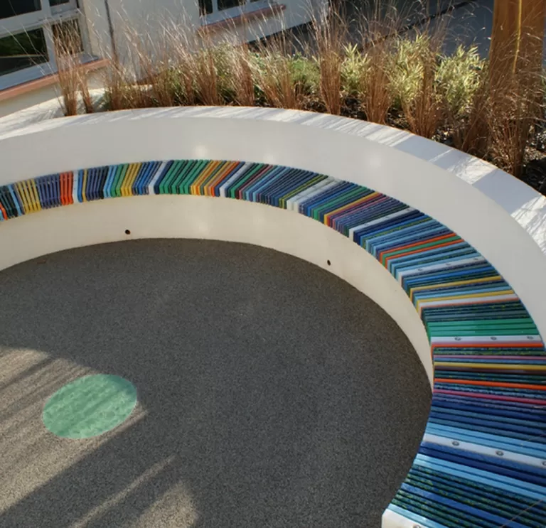 Circular bench with striped seats 