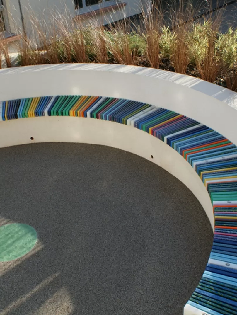 Circular bench with striped seats 