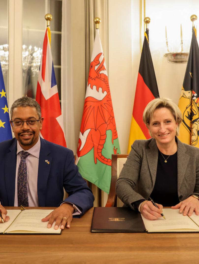 B-W cooperation signing